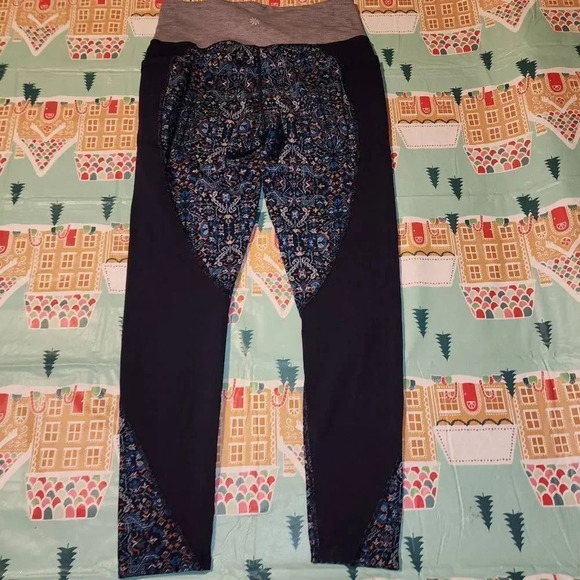 Athleta High Rise Blue Tapestry Chaturabga To‎ Town Tight Medium - Picture 2 of 4